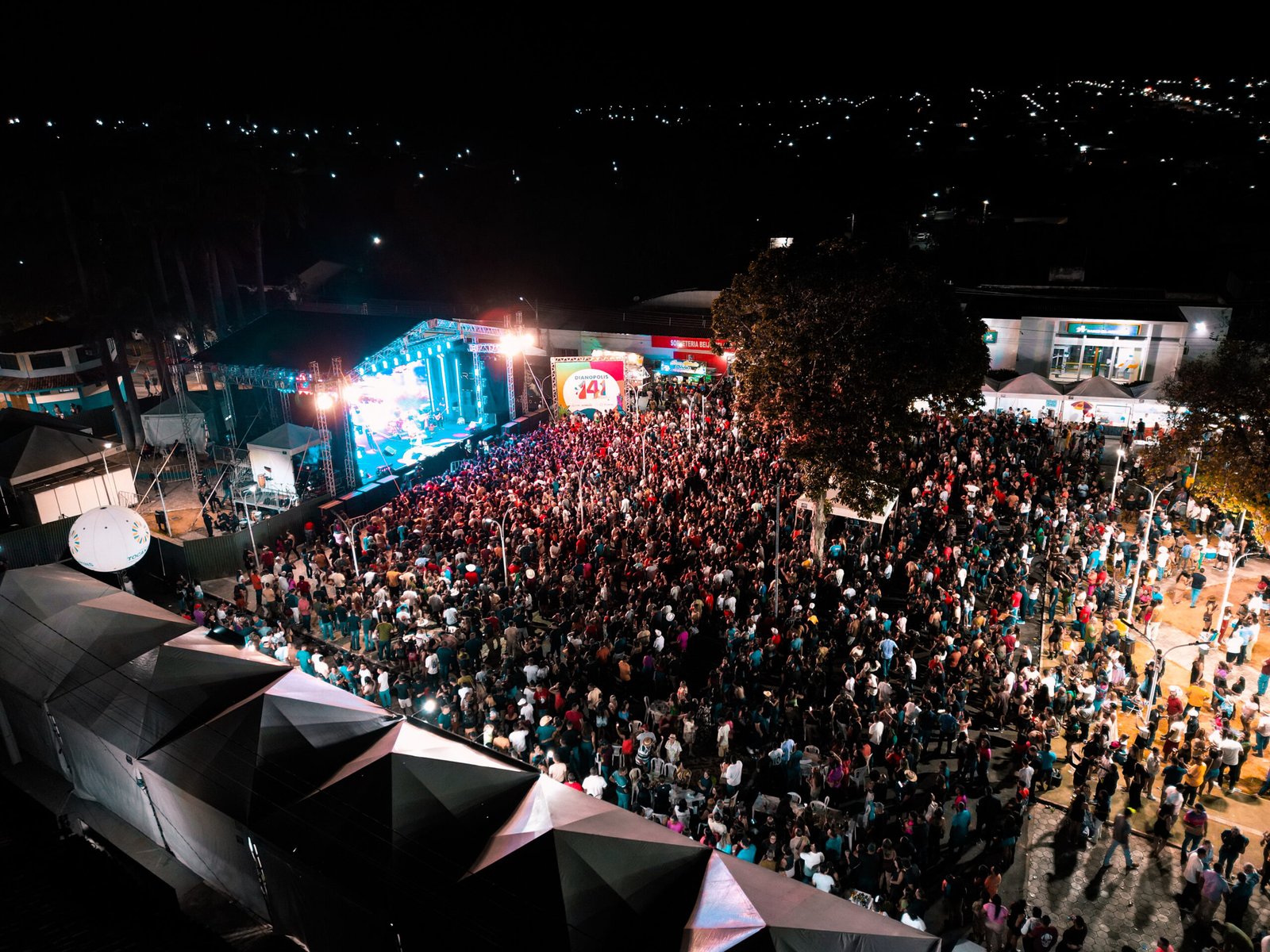 Eduardo Costa leva multidão e marca celebração dos 141 anos de Dianópolis